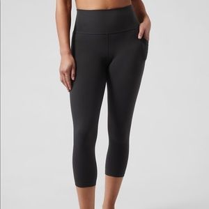 Athleta Leggings Salutation Stash Pocket II Capri - Grey Print - Size Medium